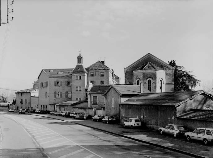 Vue d'ensemble prise de l'ouest, depuis la rue de la Sidoine.