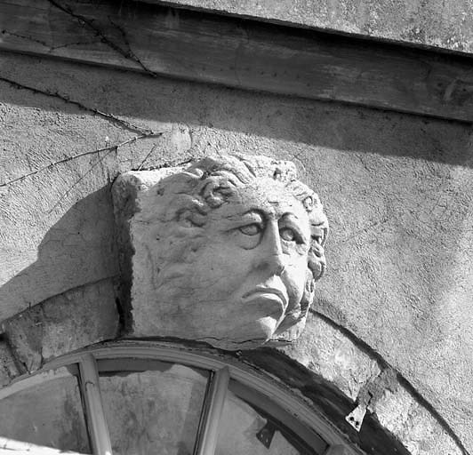 Façade sur jardin, détail : baie latérale droite travée axiale, agrafe figurée, vue de 3/4 gauche.