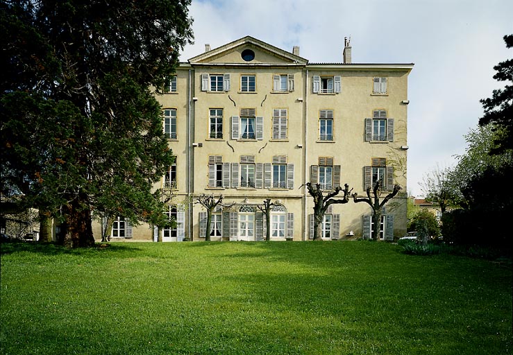 Façade sur jardin.