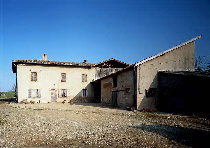 Vue d'ensemble sur cour : corps de logis et dépendances agricoles.