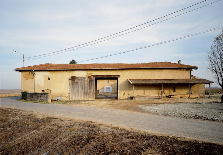 Vue d'ensemble du côté de l'entrée.