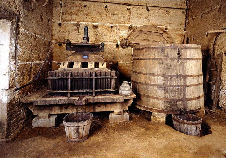 Vue d'ensemble du cellier : cuvier et pressoir.