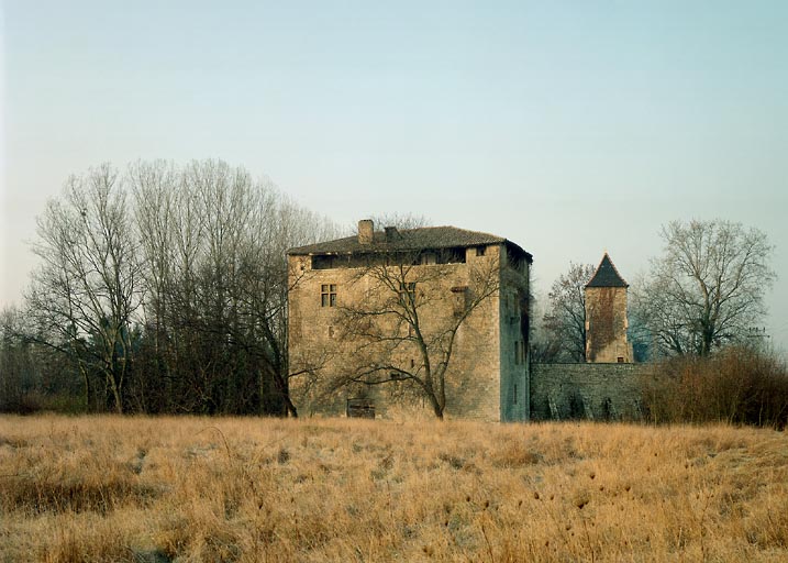 Vue d'ensemble depuis le sud-est ; corps de logis, élévation postérieure.