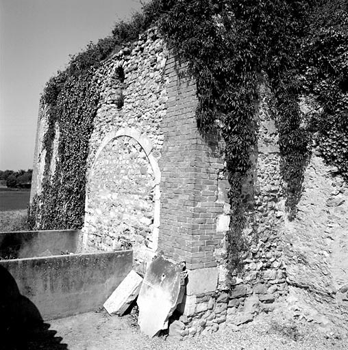 Détail : arc muré de l'ancienne chapelle.