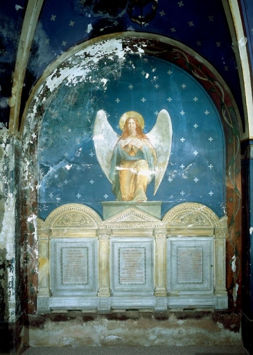 Ensemble de la chapelle funéraire de la famille Poncet. Mur nord, vue d'ensemble : tombeaux et peinture murale.