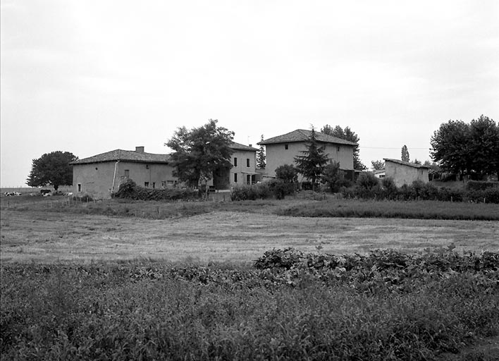 Ferme de type E. Vue d'ensemble : couverture en tuile creuse. Toits à croupe pour les bâtiments à grand volume. L'édicule, isolé, est couvert en appentis.