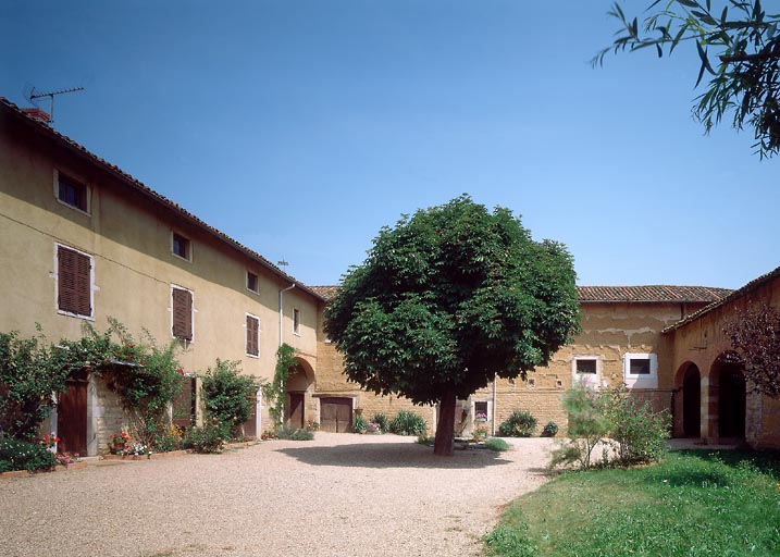 Vue d'ensemble sur cour depuis l'ouest : logis de maître à gauche, anciennes étables et fenil au fond, corps de porche à droite.