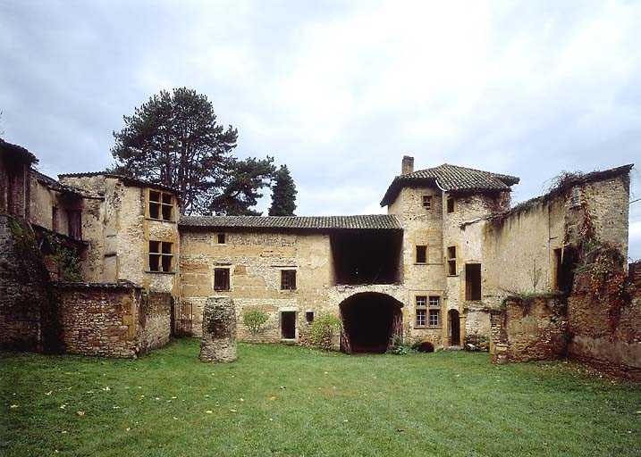 Vue d'ensemble du bâtiment, élévation sud-est sur cour.