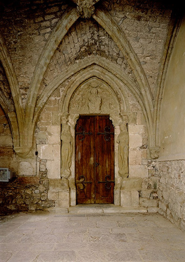 Vue d'ensemble de la porte de la Vierge du cloître