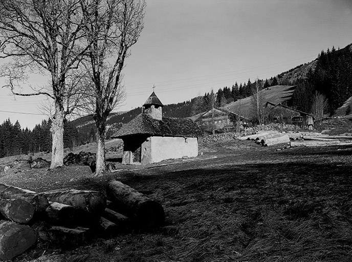 Elévations antérieure et latérale droite.