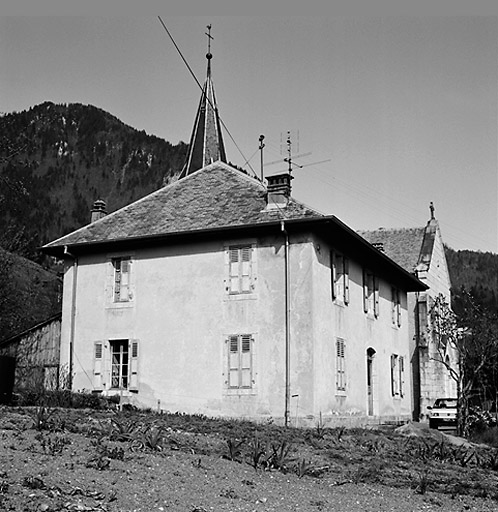 Elévations antérieure et latérale gauche.