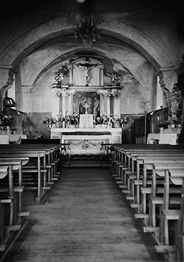 Vue d'ensemble intérieure en direction du choeur. Carte postale.