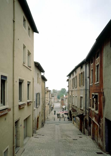 La rue du Port, vue depuis le haut, et la passerellle.