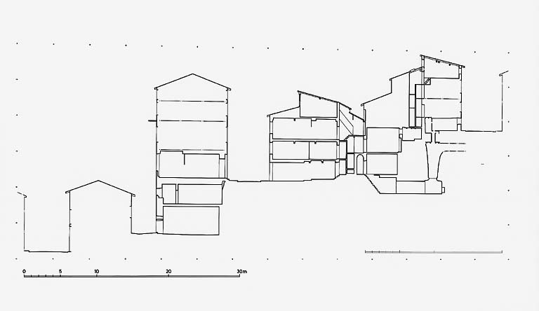 Coupe intra-muros entre la rue du Gouvernement et la rue Montsec, relevé expédié : montage de relevés (2 rue du Gouvernement de Dombes - 5 Grande rue, 22 Grande rue - 23 rue montsec) montrant la différence de niveau et l'étagement du bâti.