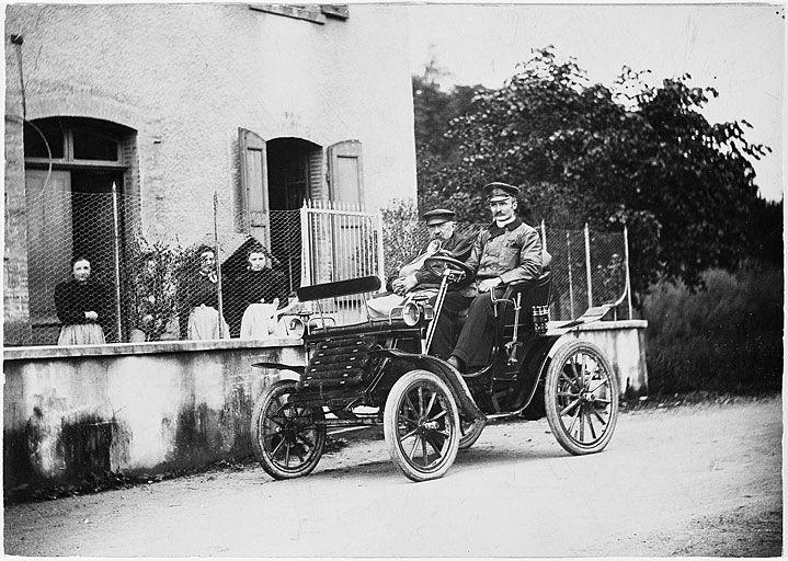 Marius Berliet dans sa voiture, la Victoria n° 2. 1897.