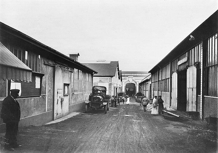 Entrée des ateliers Monplaisir vers 1920.