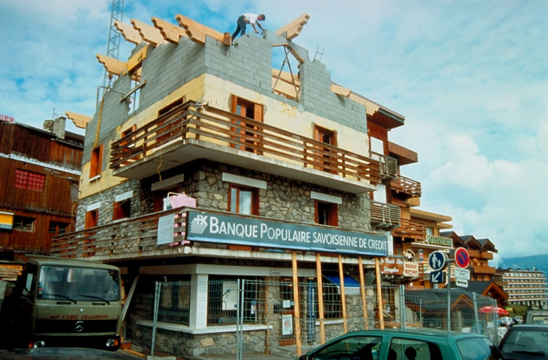 Vue de trois quarts sud-ouest pendant les travaux.