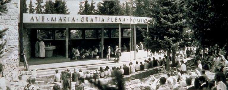 L'église avant l'extension de 1970. célébration de la messe en été.