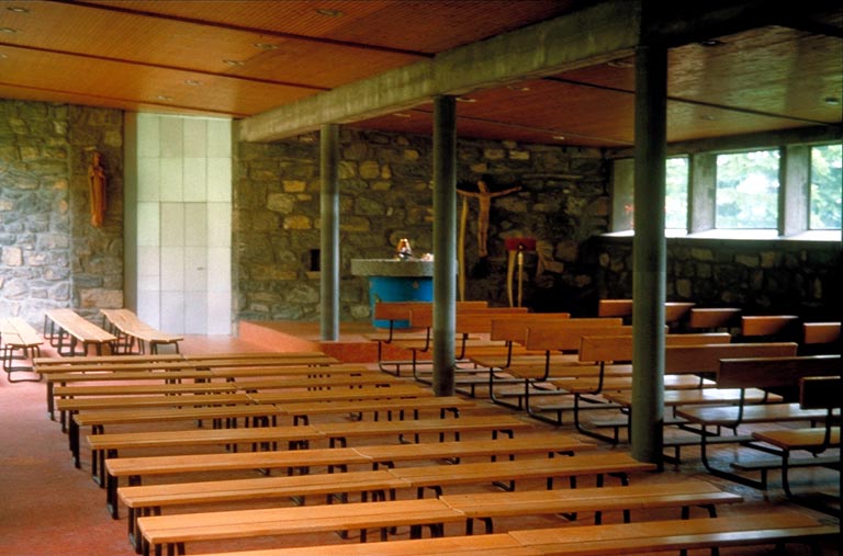 Intérieur de l'église depuis l'entrée.