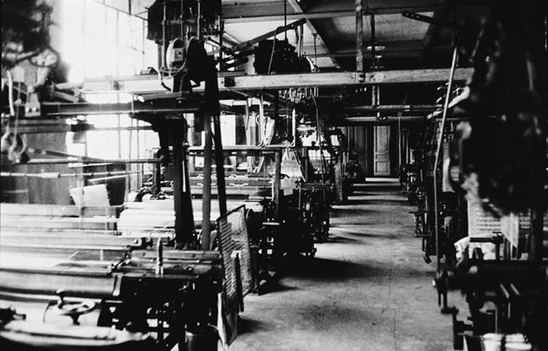 Vue d'ensemble de l'atelier tissage dans les années 1960 (archives DLMI)