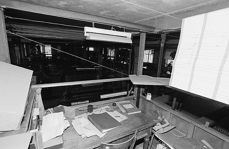 Vue d'ensemble de l'atelier tissage depuis la mezzanine du gareur