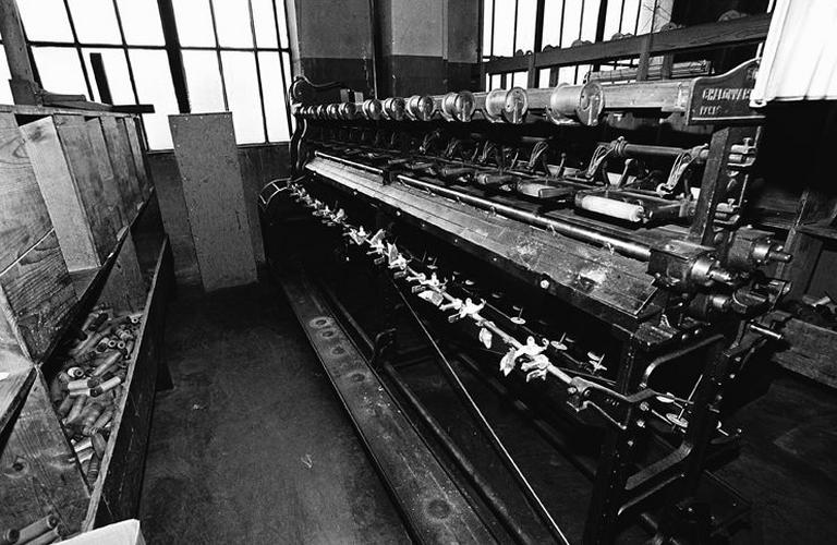 Vue arrière de l'assembleuse textile