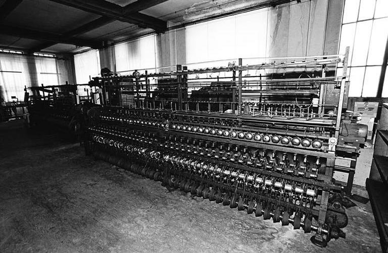 Machines à laminer, machines à entrelacer, machine à meuler de l'usine Dorures Louis Mathieu Industrie