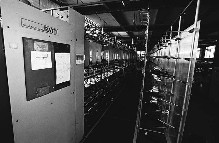 Vue générale du rouet de marque Ratti, type armoire