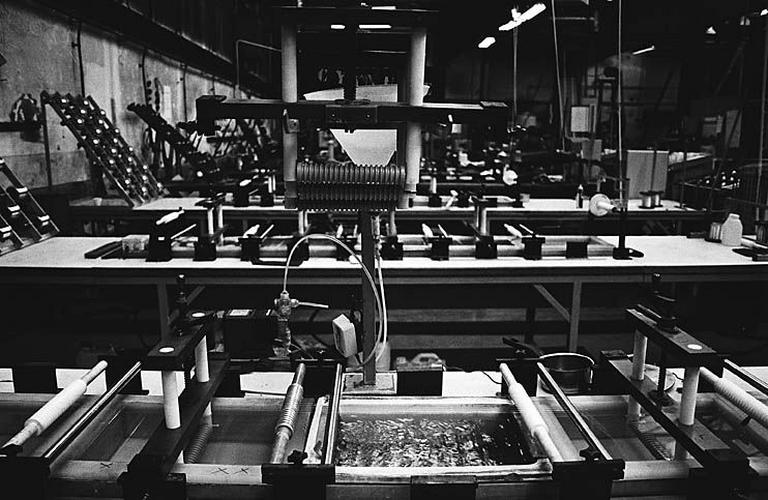 Vue générale des tables de dorage, premier bain électrolitique