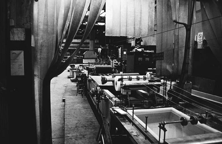 Détail bain n° 3 : rinçage courant de la table d'argenture
