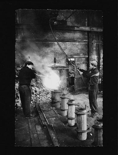 Cuivre en fusion versé dans des lingotières, atelier fonderie en activité jusqu'en 1960