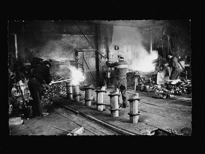 Fonderie, cuivre en fusion dans un creuset, versé dans des lingotières, archives privées DLMI
