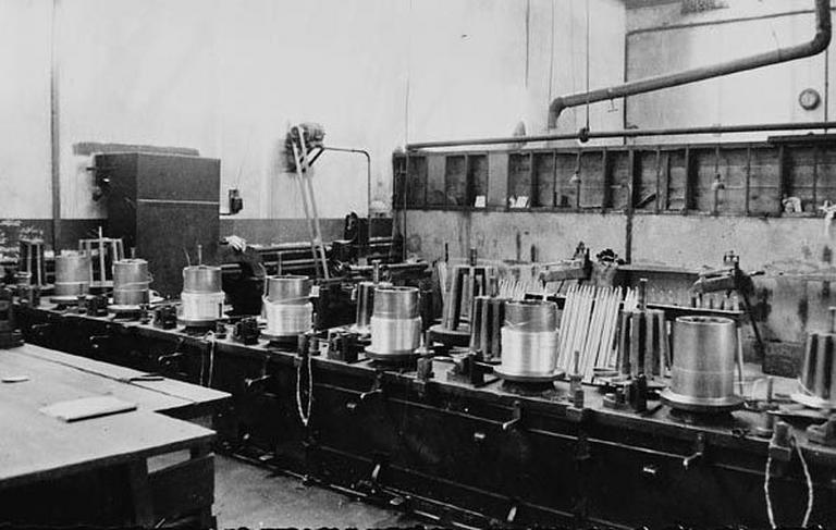 Batons de cuivre après tréfilage, dans l'atelier tréfilerie aujourd'hui désaffecté