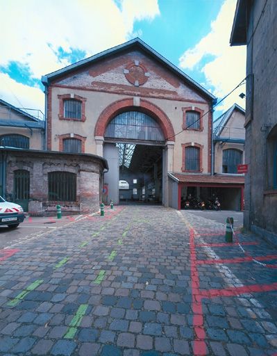 Vue générale de l'entrée principale et de la grande halle, vue ouest