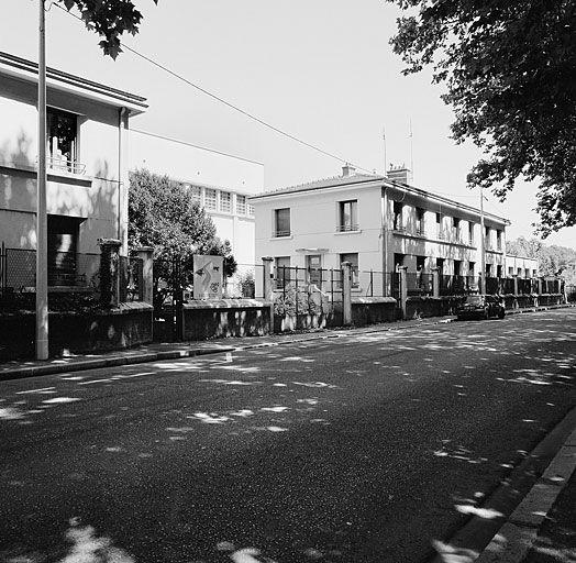 Vue de l'entrée principale sur le quai Paul Sédaillan, deux pavillons administratifs