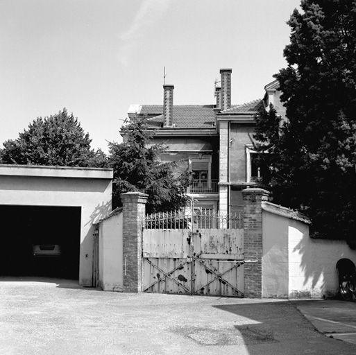 Portail de la maison à l'usine