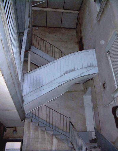 Vue d'ensemble de l'escalier desservant le 2 et le 4 rue Seguin