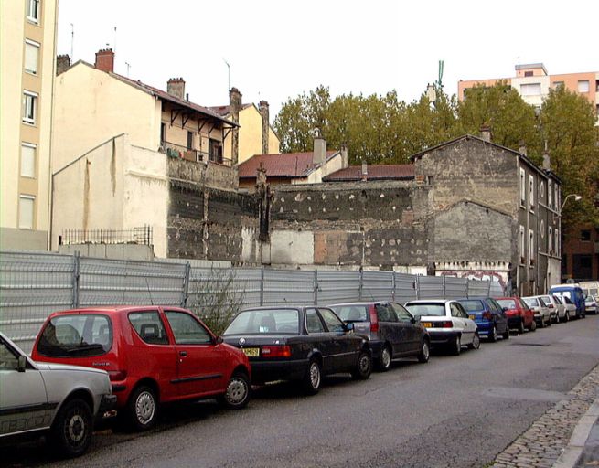 Vue d'ensemble depuis le sud. Les murs en mâchefer.