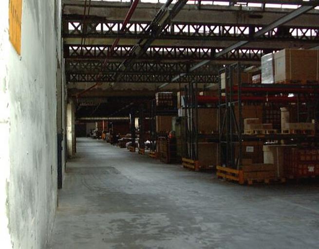 Magasin de stockage, travée de circulation