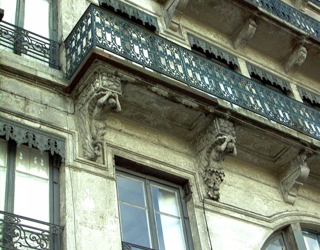 34 cours de Verdun, atlante supportant le balcon