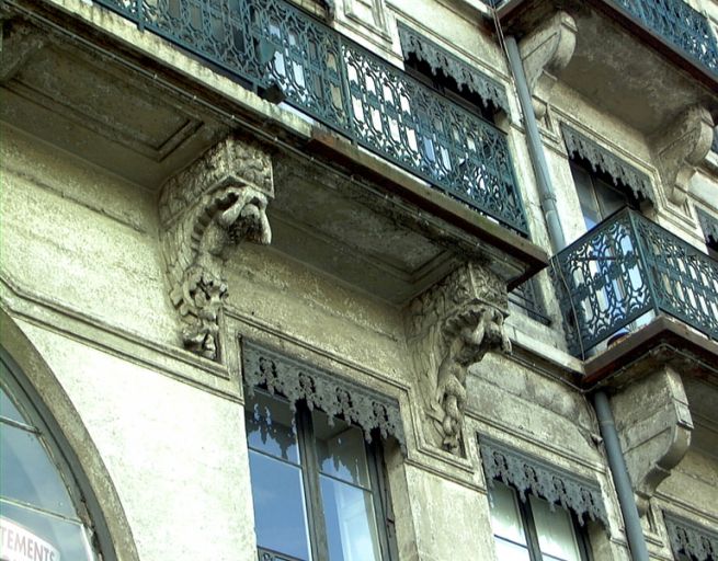 Détail du balcon et de ses supports, à droite