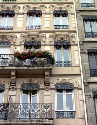 36 cours de Verdun, décor d'encadrement des baies