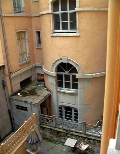 Vue du rez-de-chaussée de la tour d'escalier