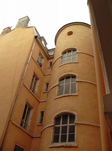 Vue des étages de la tour d'escalier