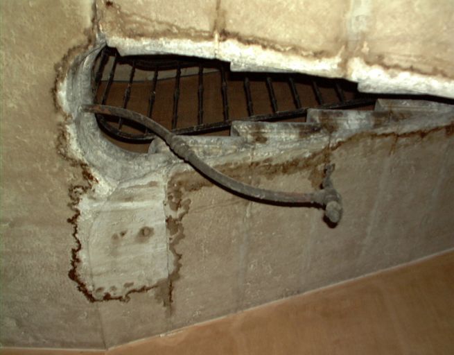 Détail de la potence du bec de gaz éclairant autrefois l'escalier