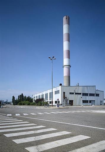 Ancienne centrale vapeur avec cheminée, actionnant la forge, les marteaux pilons, le chauffage, actuellement plateau technique, départ études recherches.