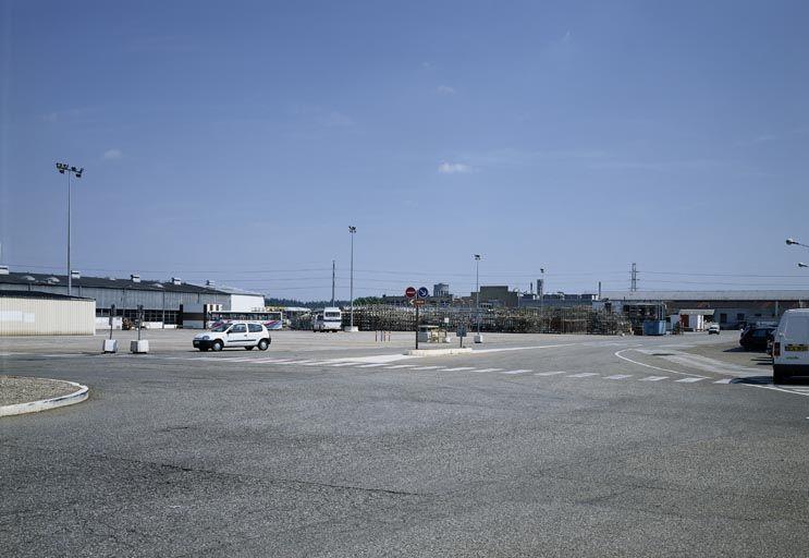 Parking des cars de ramassage des employés, parc de départ avenue C vers la porte K (sud).