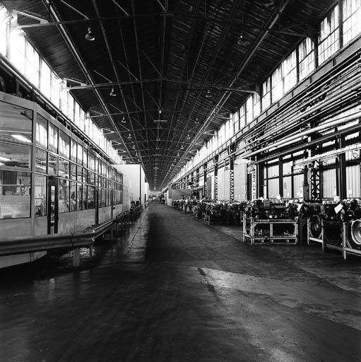 grande halle dite l'AVL : halle des véhicules légers, côté nord-ouest montage moteur.