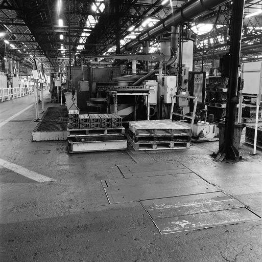 Usine moteur : ligne usinage culasse engagement des culasses qui viennent de la fonderie.