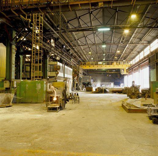 Fonderie : poche de transport de la fonte, fosses de stockage des minerais et coke, bureau de contrôle du cubilot.